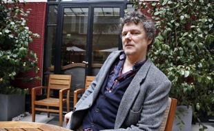 Adapter un roman célèbre au cinéma est souvent risqué. S'attaquer au livre culte de générations d'adolescents "L'Ecume des jours" de Boris Vian relève du défi ultime, que Michel Gondry, le plus "bricolo" des réalisateurs français, a accepté de relever avec l'aide d'une pléiade de stars.