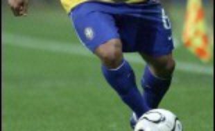"Je laisse la sélection, mais je ne cesse pas d'aimer le Brésil", a affirmé l'arrière gauche Roberto Carlos, annonçant après la déroute de la Seleçao en quart de finale du Mondial-2006 de football qu'il mettait un terme à une carrière internationale boulimique et riche en titres et émotions.