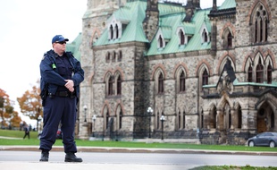 Un policier devant le Parlement canadien à Ottawa, le 23 octobre 2014.