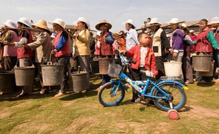 Des villageoises font la queue pour obtenir de l'eau potable à Chuxiong, un village du sud-ouest de la Chine victime d'une sévère période de sécheresse, le 13 mars 2010.