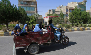 Des civils fuient les combats dans la province d'Herat, à l'ouest de Kaboul.