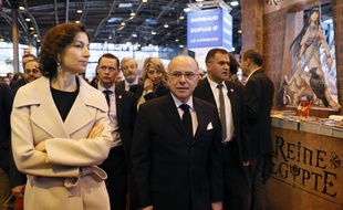 Le Premier ministre Bernard Cazeneuve et la ministre de la Culture Audrey Azoulay au Salon du livre (Paris), le 25 mars 2017.