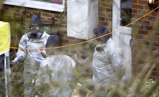 Les enquêteurs dans le jardin de Sergueï Skripal, le 22 mars 2018.