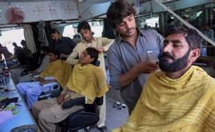 Un Pakistanais se fait raser la barbe, dans la ville de Bannu près du Waziristan du nord, le 6 juillet 2014