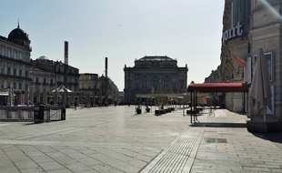 A 14h, la place de la Comédie est quasiment vide de toute présence humaine