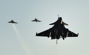 Des avions de chasse de l'armée français reviennent, après une opération en Irak et en Syrie, sur le porte-avions Charles de Gaulle en Méditerranée, le 23 novembre 2015