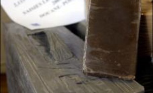 Un trafiquant de drogue qui avait dissimulé dans un buisson 300 grammes de résine de cannabis, retrouvés par hasard à Millau (Aveyron) par un maître-chien de la Brigade des stupéfiants qui promenait, comme chaque matin, son animal, a été condamné mercredi à 15 mois de prison, dont 6 avec sursis.