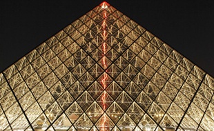 L'oeuvre de Claude Lévêque sous la pyramide du Louvre