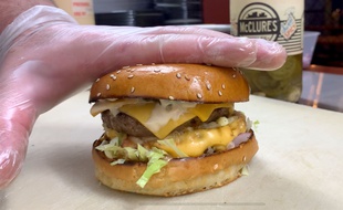 Un burger en cours de confection (illustration).