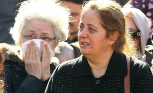 Des femmes pleurent leurs proches, tués la veille dans un attentat terroriste, le 18 février 2016 à la morgue à Ankara