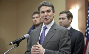 La course à l'investiture républicaine pour la Maison Blanche s'est resserrée jeudi avec le retrait de l'ultraconservateur Rick Perry, qui s'est rallié à Newt Gingrich, menaçant les chances du favori Mitt Romney dans la primaire en Caroline du Sud samedi.