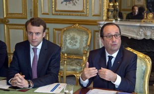 Le ministre de l'Economie Emmanuel Macron et le président François Hollande le 8 décembre 2014 à l'Elysée à Paris