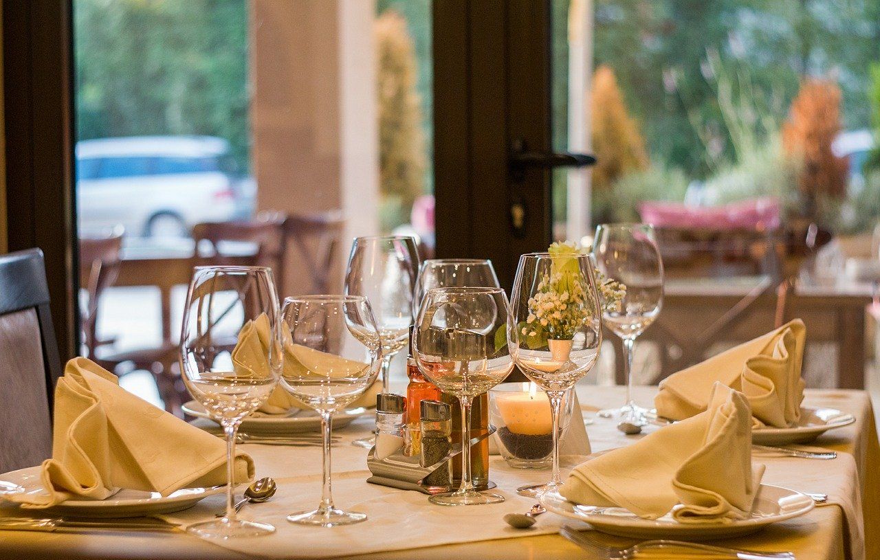 Un ristorante offre una bottiglia di vino a tutti i clienti che durante il pasto fanno a meno dello smartphone