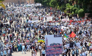Plusieurs milliers de marocains ont défilé contre le terrorisme le 8 mai 2011, à Marrakech