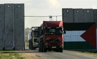 Un convoi d'aide humanitaire internationale a commencé à transiter mardi matin entre Israël et la bande de Gaza, au quatrième jour d'une offensive aérienne israélienne contre le Hamas qui contrôle le territoire palestinien, a indiqué un porte-parole militaire israélien.