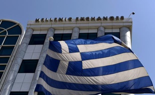 Un drapeau grec flotte devant la Bourse d'Athènes, l3 août 2015