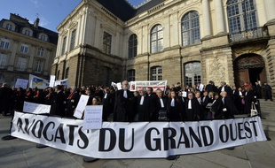 Des avocats du Grand ouest manifestent devant la cour d'appel de Rennes, le 28 octobre 2015.