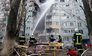 Des pompiers combattent un feu après une explosion de gaz à Volgograd, dans le sud de la Russie, le 20 décembre 2015