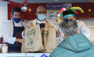 Après Brest, Loudéac et Auray, les Bouffons de la cuisine vont s'installer à Rennes samedi pour distribuer des repas aux plus démunis.