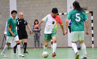 Evo Morales joue au futsal le 9 juin 2015 à Bruxelles.