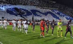 Les joueurs de l'OM, devant le public du virage nord du stade Vélodrome, le 10 septembre 2011 contre Rennes en L1.