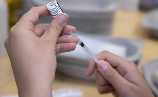 Preparation vaccin Covid (seringue et dose). Centre de Vaccination du Palais des Expositions, Nice FRANCE.