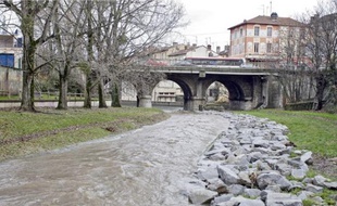 L'Yzeron, qui traverse Oullins, est une petite rivière capable de faire de gros dégâts.