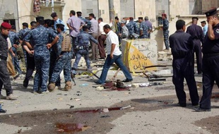 La police et l'armée irakiennes sur le site d'une attaque suicide contre un poste de police ele 13 juin 2011 à Bassorah