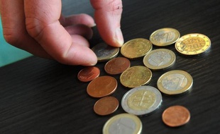 Une légère majorité de Français sont opposés à une solidarité accrue entre Etats membres de la zone euro face à la crise de la dette, selon un sondage réalisé pour l'Institut de l'entreprise.