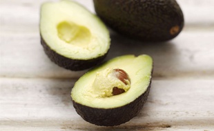 Avocat, huiles, noix et autres aliments riches en graisses constituent la base du régime cétogène, qui présente des vertus anticancer.