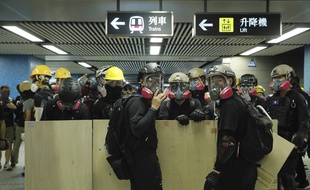 Des manifestants pro-démocratie dans le métro de Hong Kong le 4 août 2019