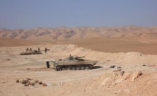 Des tanks des forces gouvernementales syriennes près d'un puit de pétrole à Palmyre le 9 mars 2015