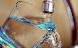 Les habitants des communes touchées par la cryptosporidiose ont obligation de faire bouillir l'eau du robinet durant deux minutes avant utilisation