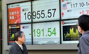 Un tableau d'indices boursiers, le 18 janvier 2016 dans une rue de Tokyo