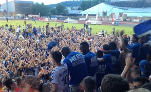 Monté l'an dernier à l'issue d'un match nul à Belfort (0-0), le Racing club de Strasbourg est encore en position pour enchaîner une nouvelle accession directe, en Ligue 1 cette fois.