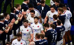 Les Bleus applaudis par les Ecossais après la défaite au Stade de France.