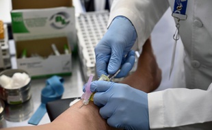 Un technicien prélève le sang d'un patient (image d'illustration).