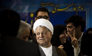 Le conservateur Saïd Jalili, chef du dossier nucléaire, et l'ex-président modéré Akbar Hachémi Rafsandjani se sont portés candidats samedi à la présidentielle du 14 juin en Iran, dont l'intérêt est relancé par l'entrée en lice de ces deux poids lourds.
