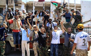 Les insurgés libyens continuent de célébrer la prise du QG de Mouammar Kadhafi, à Tripoli alors que celui-ci reste introuvable.