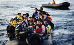 Des migrants et réfugiés arrivent sur l'île grecque de Lesbos après avoir traversé la mer Egée depuis la Turquie, le 14 octobre 2015