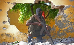 Un soldat somalien en position près de la zone où des shebab ont perpétré une attaque à Mogadiscio, le 21 juin 2015