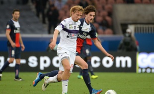 Clément Chantôme (à g.) alors en prêt à Toulouse, à la lutte avec Adrien Rabiot (à d.) lors du match PSG-Toulouse le 28 septembre 2013.