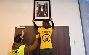 Des militants écologistes ont décroché le portrait d'Emmanuel Macron, en mairie de Saint-Sébastien. Illustration
