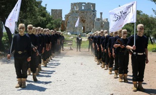 Des combattants du "Premier bataillon" de l'Armée syrienne libre participent à un entraînement, le 4 mai 2015, dans la ville d'Alep (nord de la Syrie)
