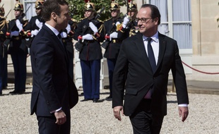 Le président sortant François Hollande confie les clés de l'Elysée à son successeur, Emmanuel Macron.