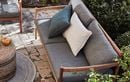 Envie d’un salon éco-chic dehors ? Ce canapé de jardin en teck recyclé est à -40 % chez Alinéa