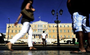 La poussée des partis extrémistes en Grèce ravive les interrogations concernant l'avenir du pays dans la zone euro et pose la question du bien-fondé des programmes d'austérité imposés par l'Europe aux pays que la crise de la dette a plongés dans la tourmente.