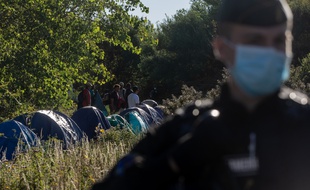 Dans un camp de migrants et migrantes près de Calais, en août.