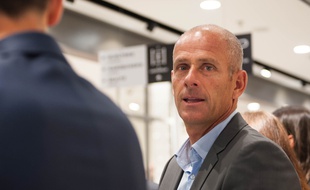 Guy Forget lors d'une séance de dédicaces à Paris, le 19 mai 2015.