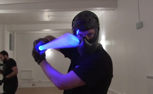 Cours de sabre laser à l'Académie du sabre ouverte à Paris, en septembre 2015.
